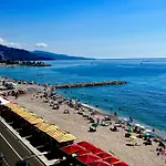 Seaviews By Jenni Menton, La Suite, Superbe Front De Mer, Emplacement Avec Terrasse Et Parking! *