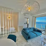 Seaviews By Jenni Menton, La Suite, Superbe Front De Mer, Emplacement Avec Terrasse Et Parking! *