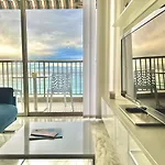 Seaviews By Jenni Menton, La Suite, Superbe Front De Mer, Emplacement Avec Terrasse Et Parking! Apartman Menton