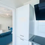 Apartman Seaviews By Jenni Menton, La Suite, Superbe Front De Mer, Emplacement Avec Terrasse Et Parking!