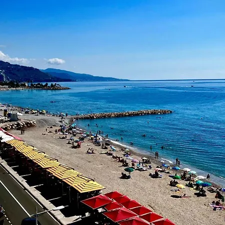 Seaviews By Jenni Menton, La Suite, Superbe Front De Mer, Emplacement Avec Terrasse Et Parking! *