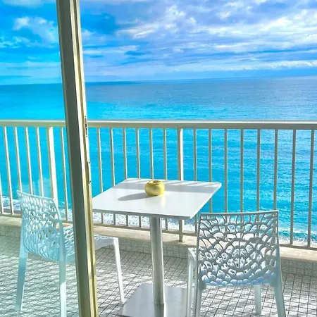 Seaviews By Jenni Menton, La Suite, Superbe Front De Mer, Emplacement Avec Terrasse Et Parking!
