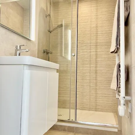 Seaviews By Jenni Menton, La Suite, Superbe Front De Mer, Emplacement Avec Terrasse Et Parking! * מנטון