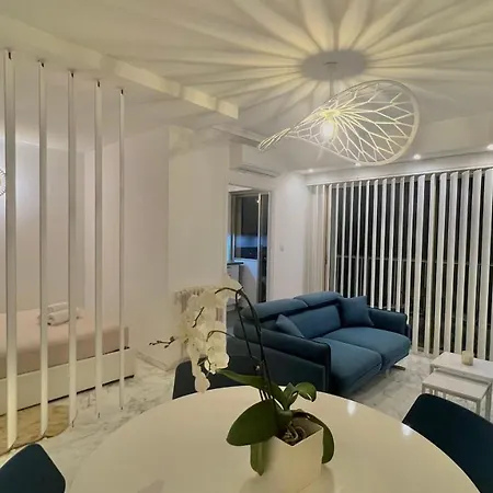 Seaviews By Jenni Menton, La Suite, Superbe Front De Mer, Emplacement Avec Terrasse Et Parking! מנטון