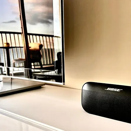 Seaviews By Jenni Menton, La Suite, Superbe Front De Mer, Emplacement Avec Terrasse Et Parking! דירה *