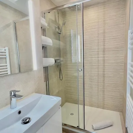 Seaviews By Jenni Menton, La Suite, Superbe Front De Mer, Emplacement Avec Terrasse Et Parking! מנטון