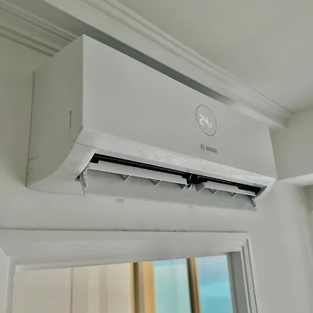 Seaviews By Jenni Menton, La Suite, Superbe Front De Mer, Emplacement Avec Terrasse Et Parking! דירה *