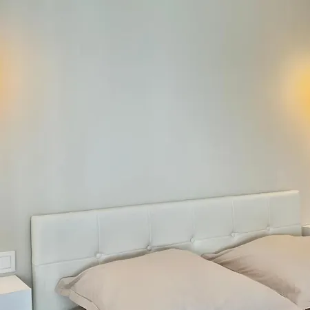 Seaviews By Jenni Menton, La Suite, Superbe Front De Mer, Emplacement Avec Terrasse Et Parking! דירה *