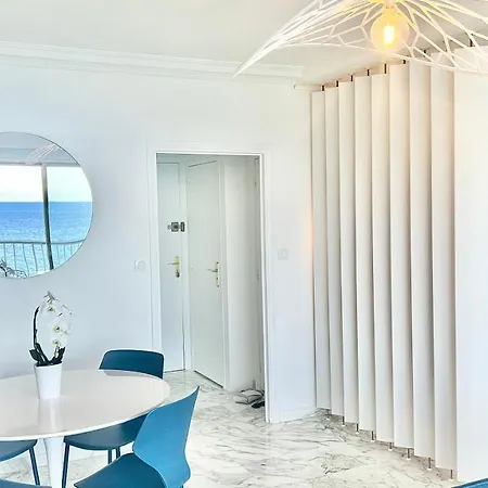 Seaviews By Jenni Menton, La Suite, Superbe Front De Mer, Emplacement Avec Terrasse Et Parking! דירה *