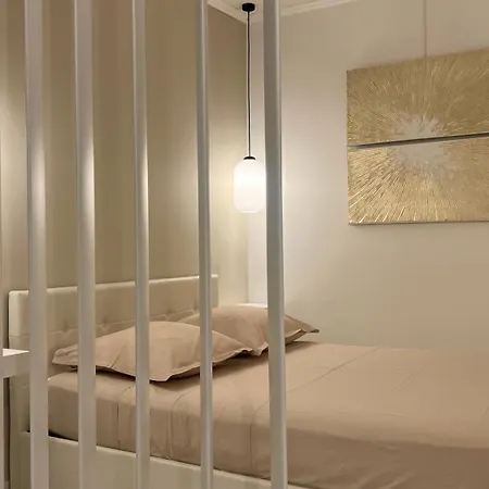 Seaviews By Jenni Menton, La Suite, Superbe Front De Mer, Emplacement Avec Terrasse Et Parking! דירה *