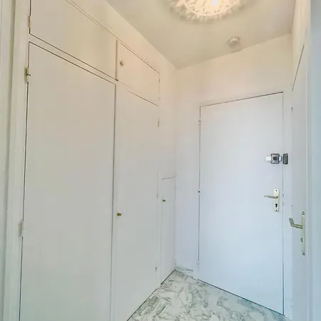 Seaviews By Jenni Menton, La Suite, Superbe Front De Mer, Emplacement Avec Terrasse Et Parking! מנטון