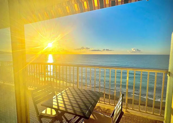 Seaviews By Jenni Menton, La Suite, Superbe Front De Mer, Emplacement Avec Terrasse Et Parking! Apartmán