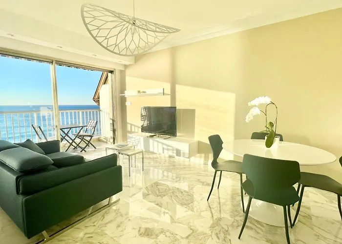 Seaviews By Jenni Menton, La Suite, Superbe Front De Mer, Emplacement Avec Terrasse Et Parking!