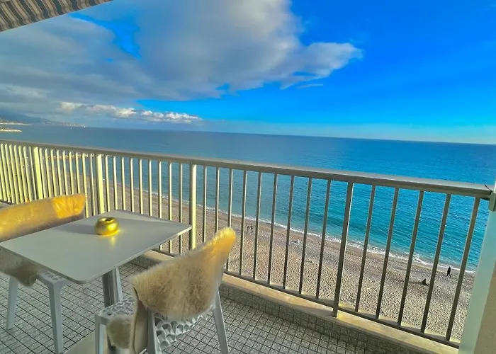 Apartmán Seaviews By Jenni Menton, La Suite, Superbe Front De Mer, Emplacement Avec Terrasse Et Parking!